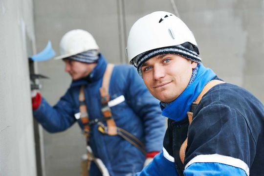 Arbeiter arbeiten an Außenputz
