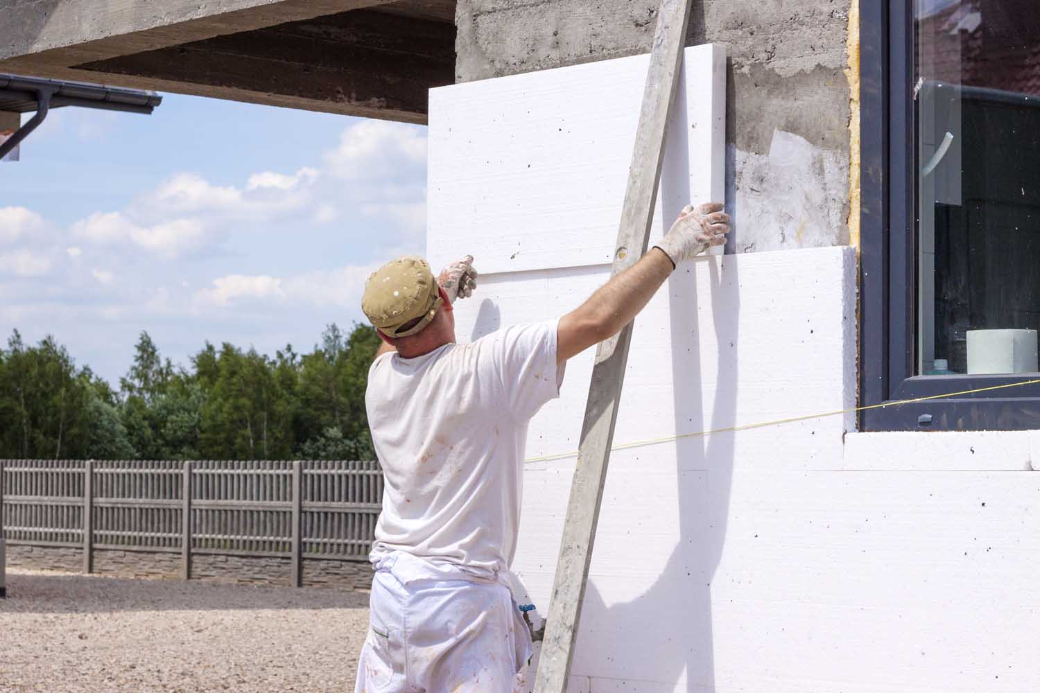 Vollwärmeschutz-Dämmplatten an Hausmauer